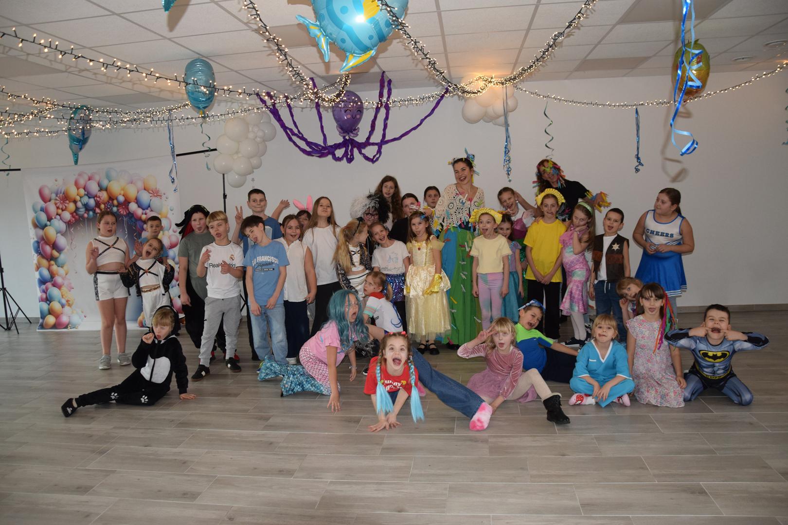 Zdjęcie przedstawiające dzieci podczas zabawy na balu