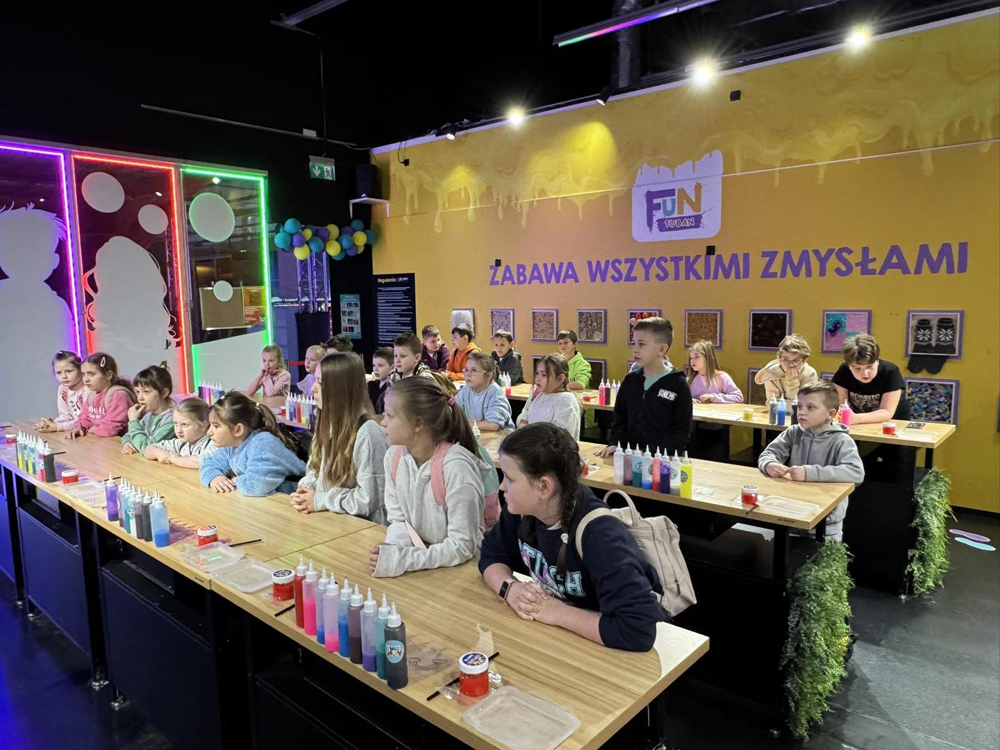 Zdjęcie przedstawiające dzieci na wycieczce do Funzeum