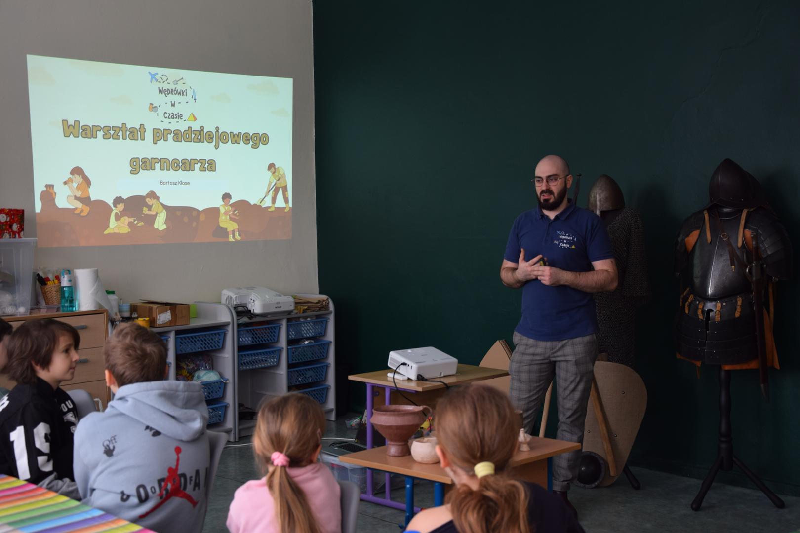 Zdjęcie przedstawiające dzieci podczas warsztatów archeologicznych