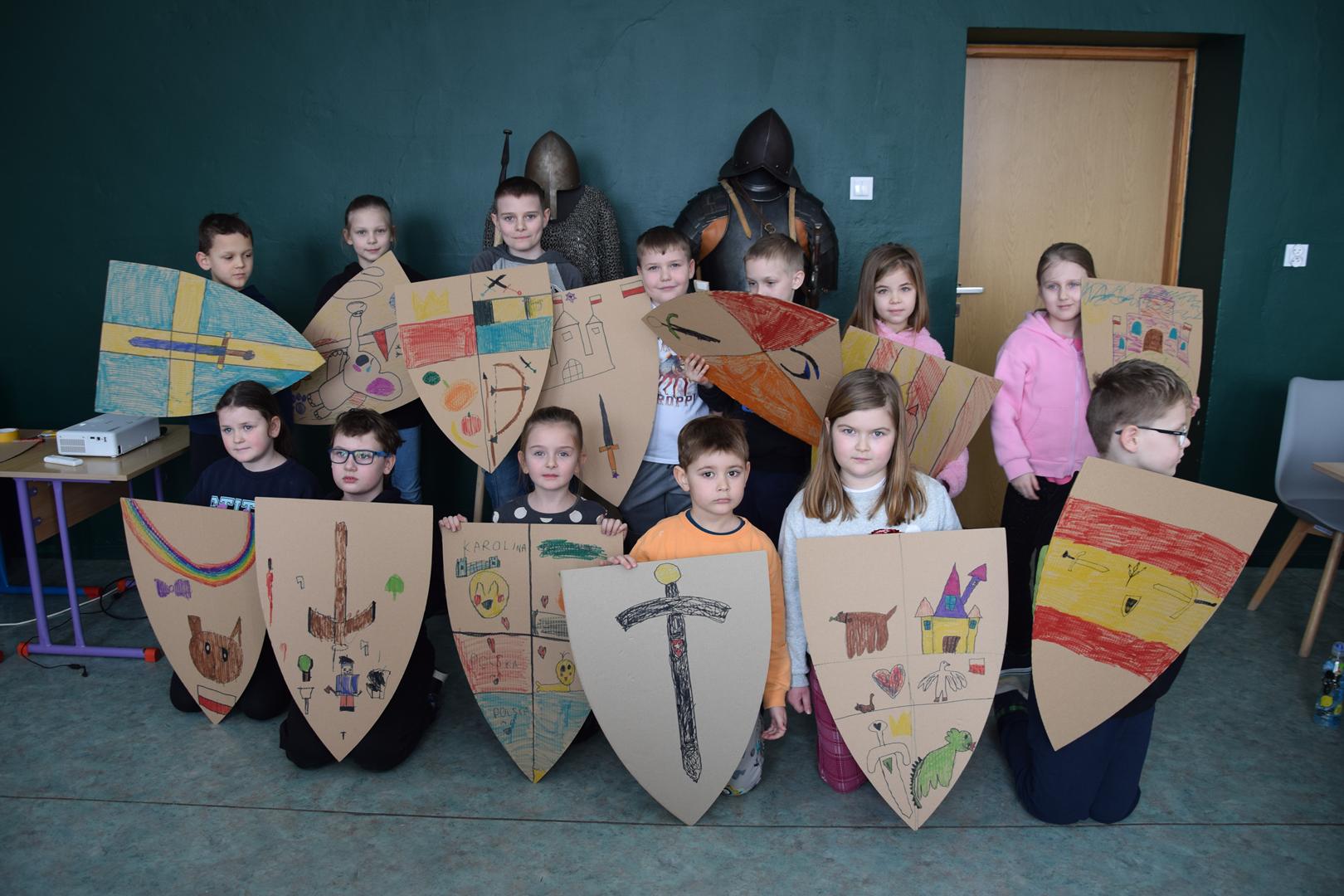 Zdjęcie przedstawiające dzieci podczas warsztatów archeologicznych