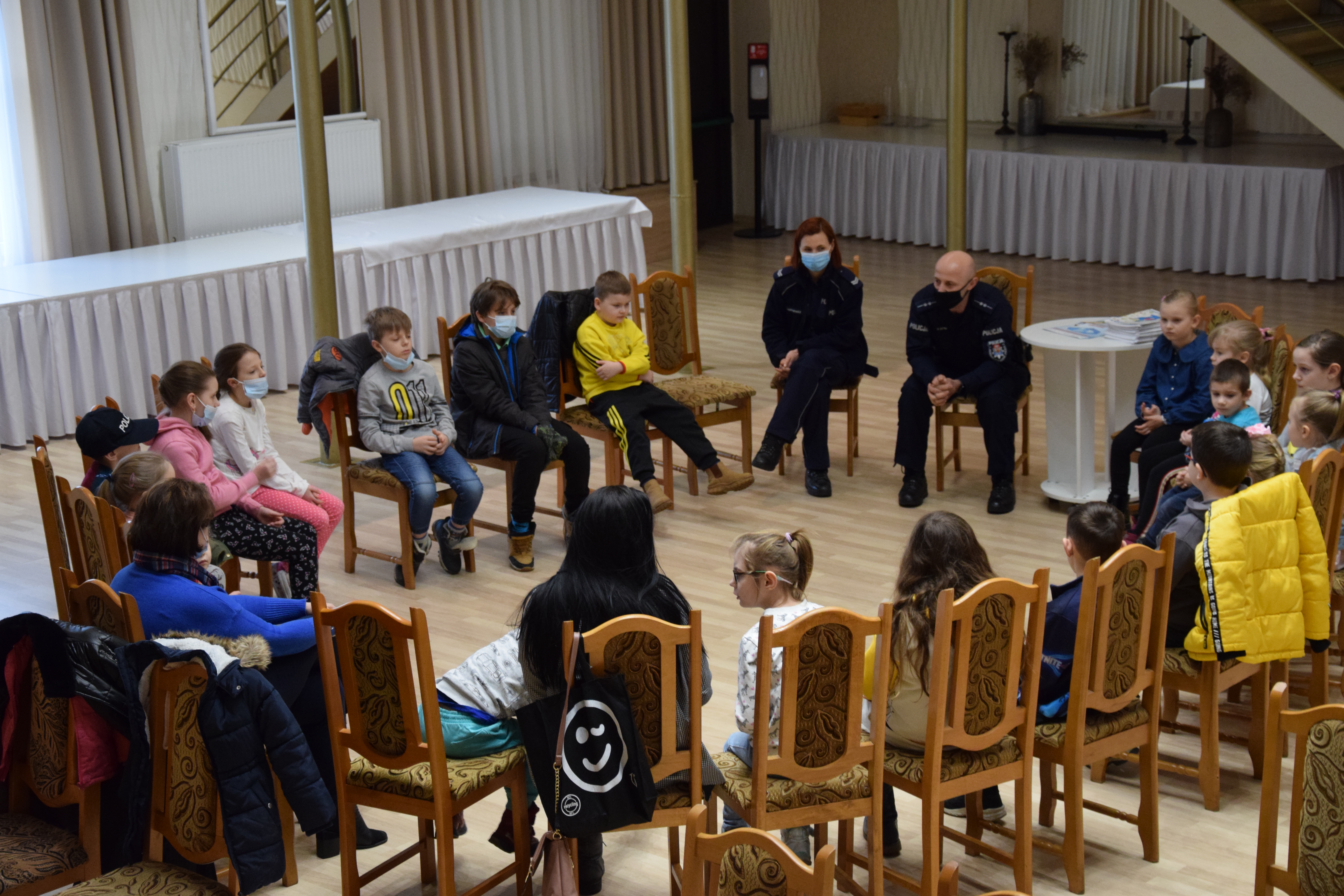 Zdjęcie przedstawiające spotkanie policji z dziećmi