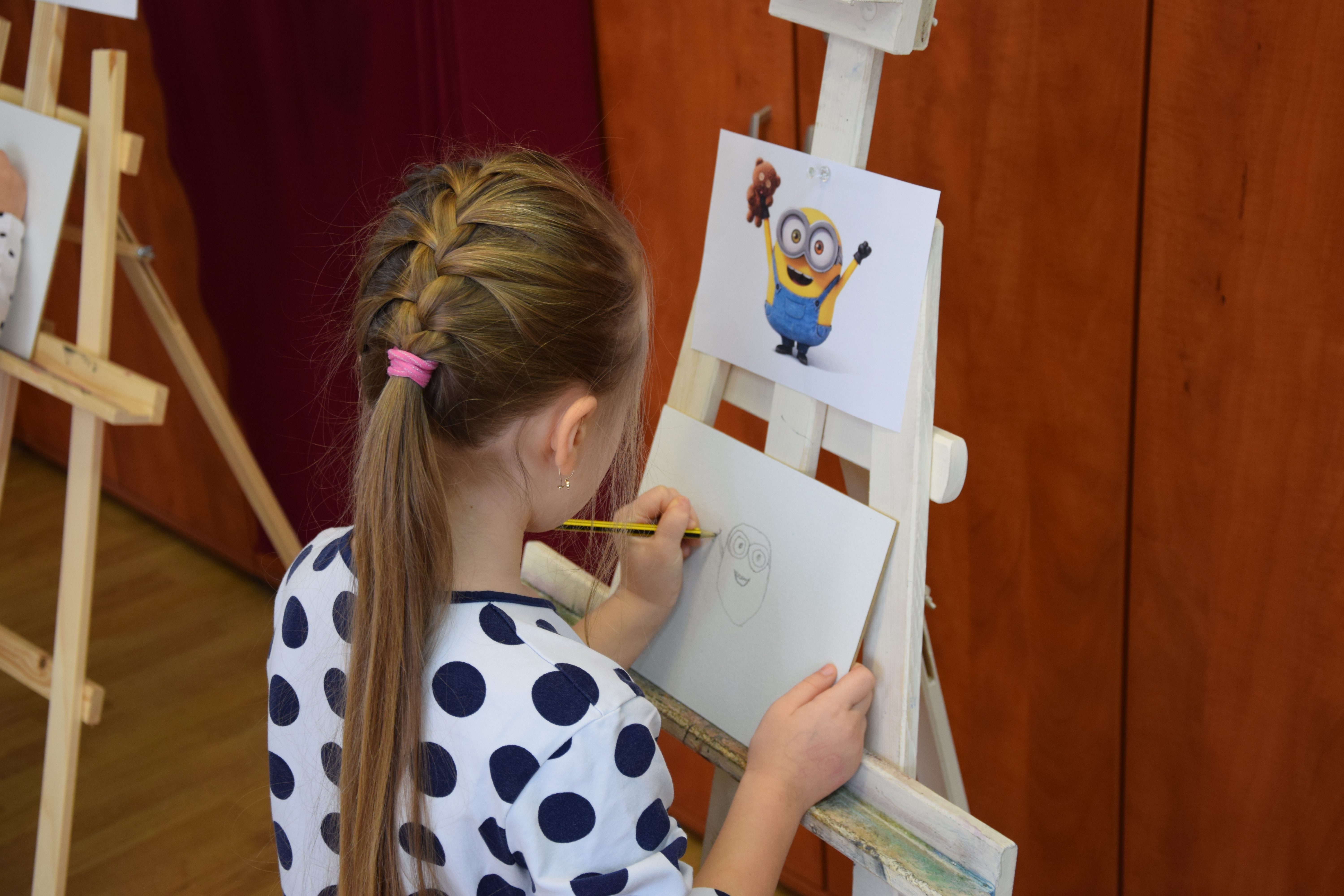 Zdjęcie przedstawiające dziecko malujące obraz