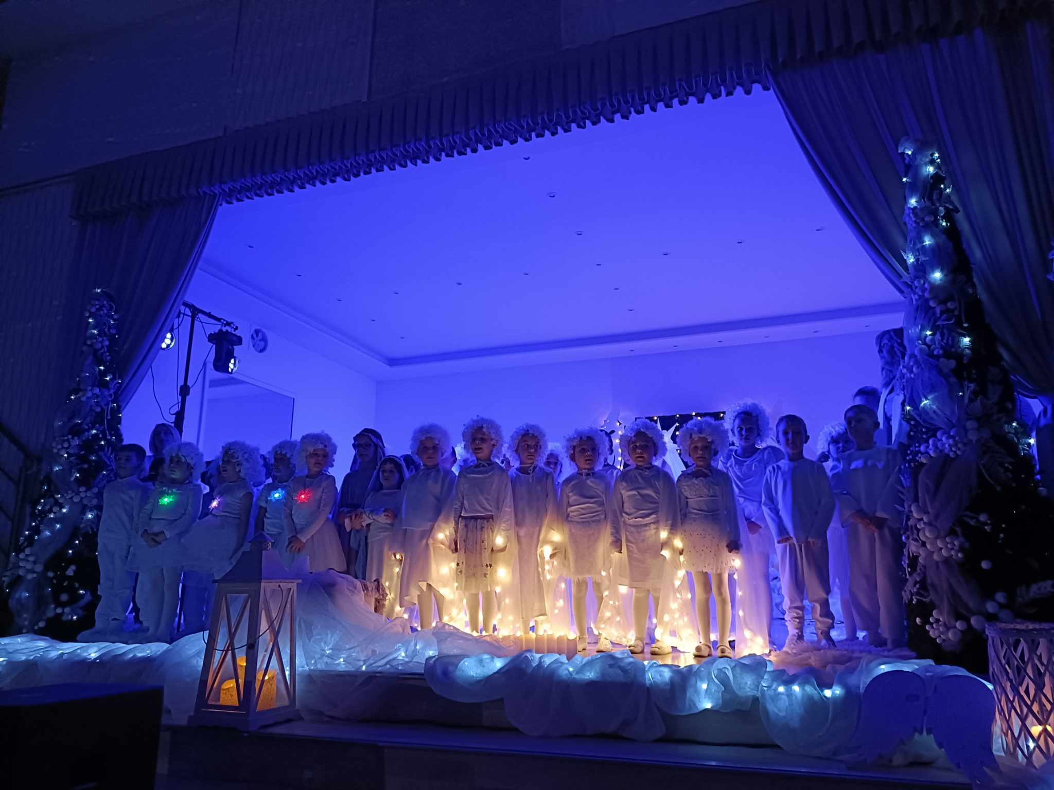 Zdjęcie przedstawia fragment występu dzieci podczas jasełek bożonarodzeniowych