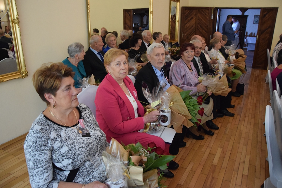 Zdjęcie przedstawia jubileusz pożycia małżeńskiego