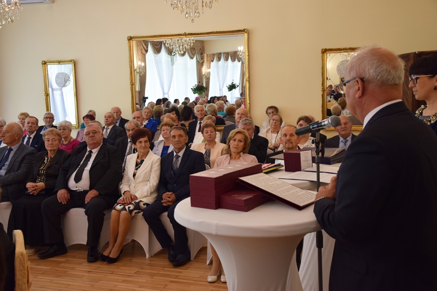 Zdjęcie przedstawia jubileusz pożycia małżeńskiego