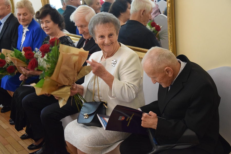 Zdjęcie przedstawia jubileusz pożycia małżeńskiego