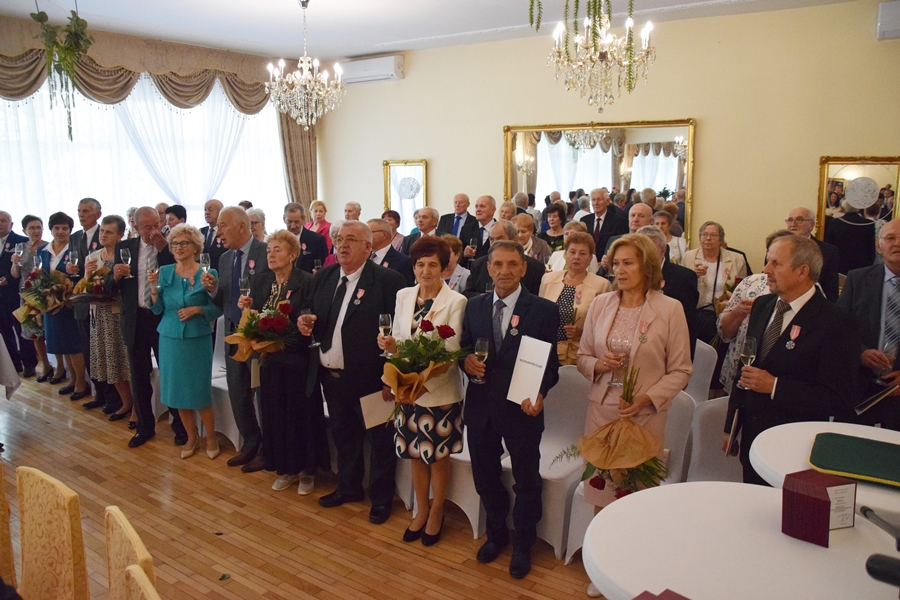 Zdjęcie przedstawia jubileusz pożycia małżeńskiego