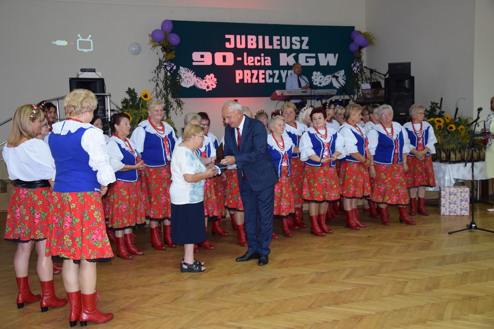 Zdjęcie przedstawiające moment przekazania pamiątkowych podziękowań dla KGW Toporowice przez Wójta Gminy Mierzęcice Grzegorza Podlejskiego 