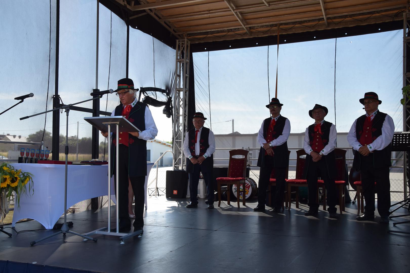 Zdjęcie przedstawia przemówienie kierownika kapeli regionalnej Mierzęcice - Józefa Kotuły