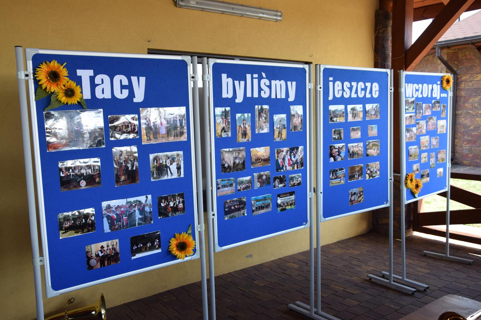 Zdjęcie przedstawia dekoracje - fotorealcję z&nbsp;wyjazdów Kapeli Regionalnej Mierzęcice