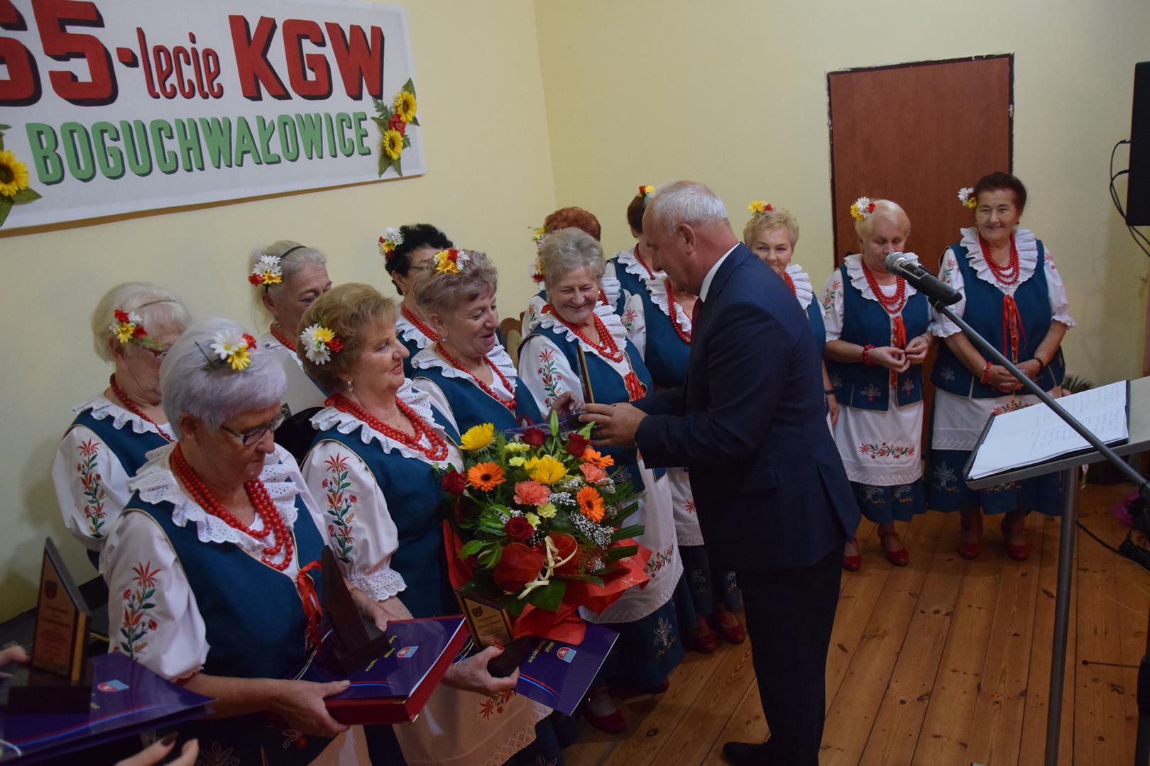 Zdjęcie przedstawia moment wręczenia nagród i wyróżenień dla KGW Boguchwałowice