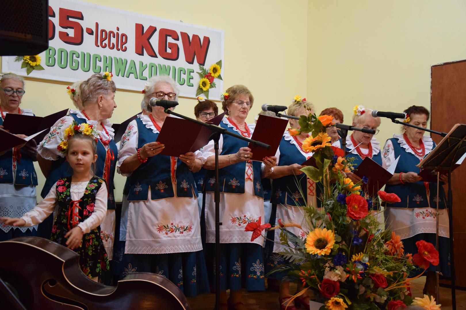 Zdjęcie przedstawia fragment występu artystycznego w wykonaniu KGW Boguchwałowice