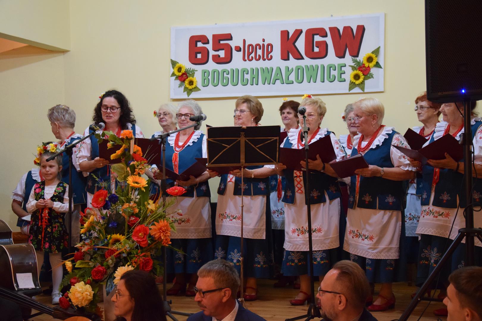 Zdjęcie przedstawia fragment występu artystycznego w wykonaniu KGW Boguchwałowice