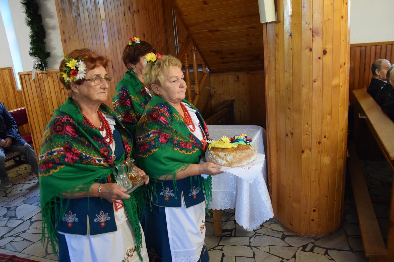 Zdjęcie przedstawia fragment mszy świętej - święcenie chleba