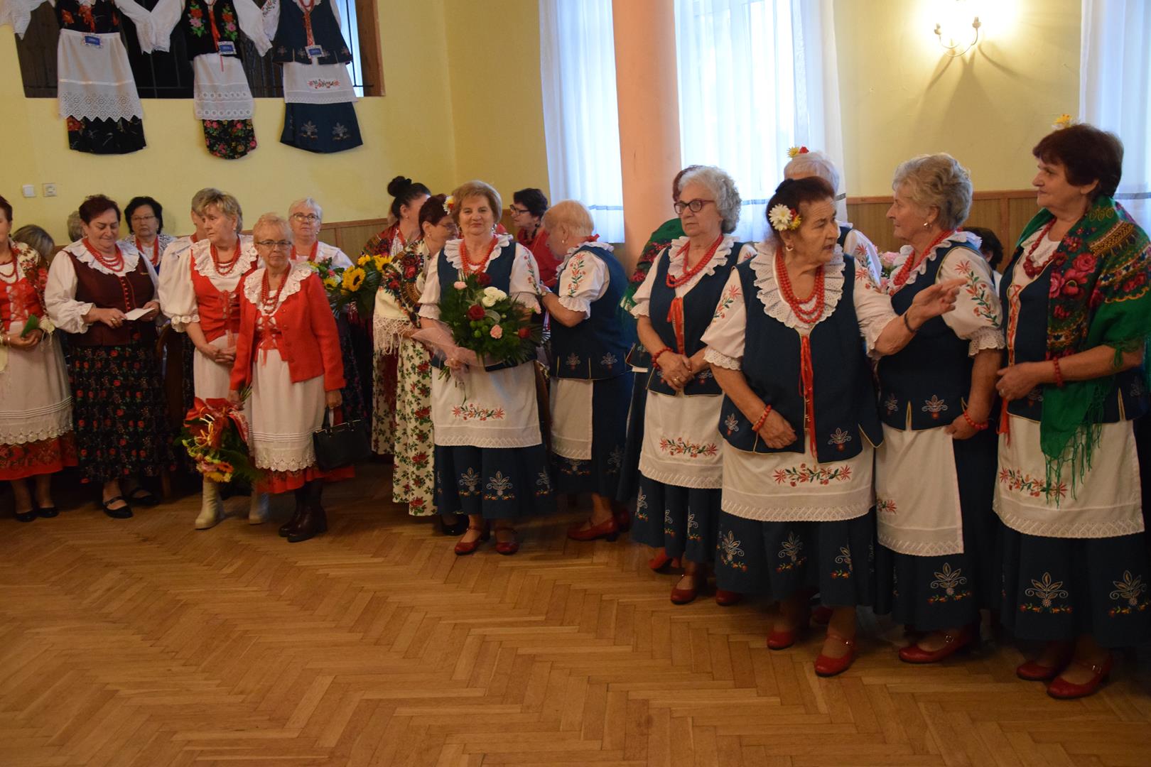 Zdjęcie przedstawia fragment uroczystości 65-lecia KGW Boguchwałowice - przedstawienie gości zaproszonych