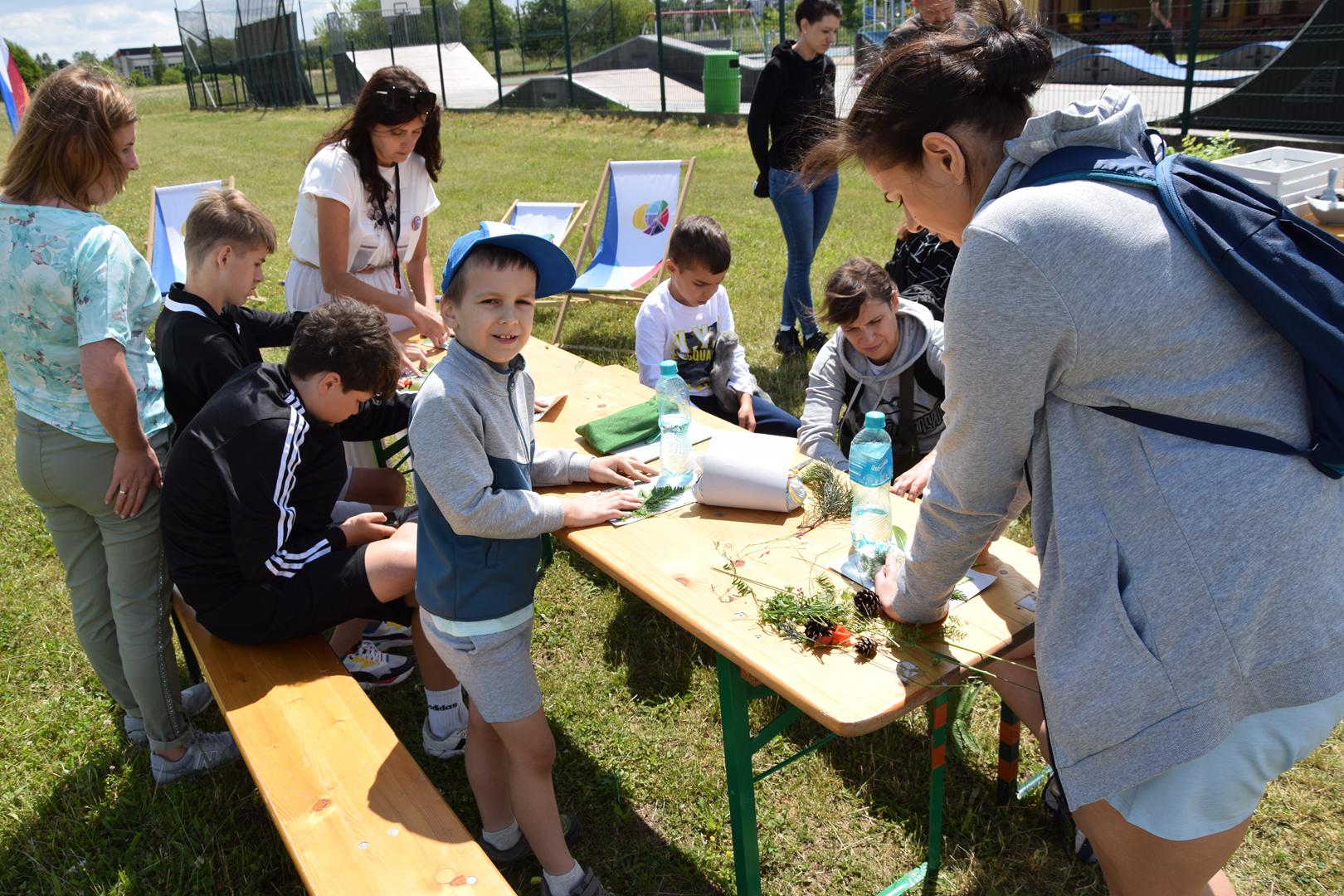 Zdjęcie przedstawia fragment warsztatów Leśna Kąpiel - zajęcia cyjanotypi