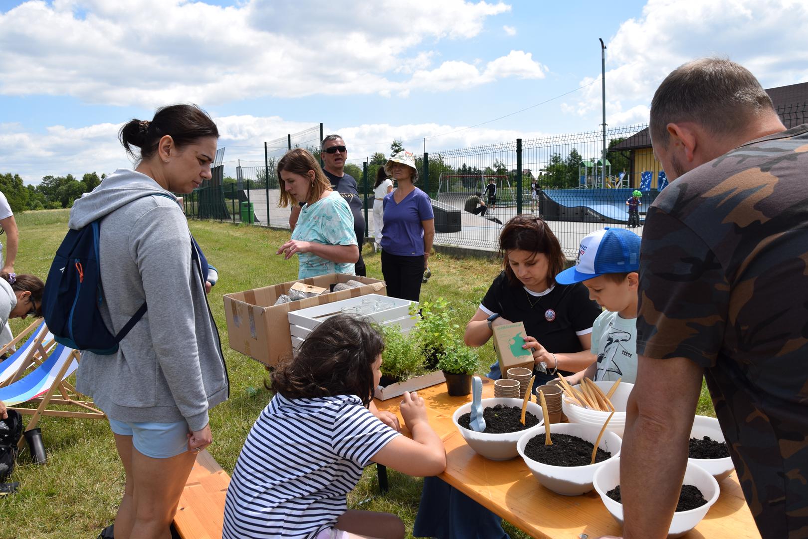 Zdjęcie przedstawia warsztaty dodatkowe - las w szkle
