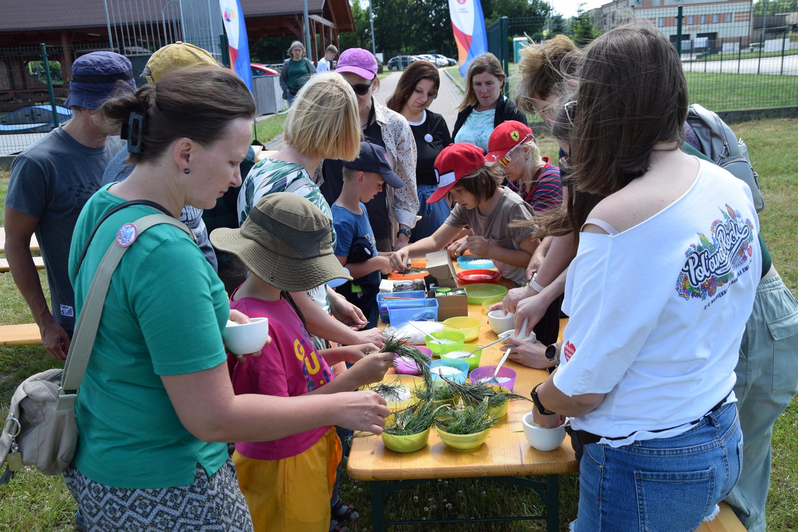 Zdjęcie przedstawia fragment warsztatów Leśna Kąpiel - wykonanie soli sosnowej do kąpieli