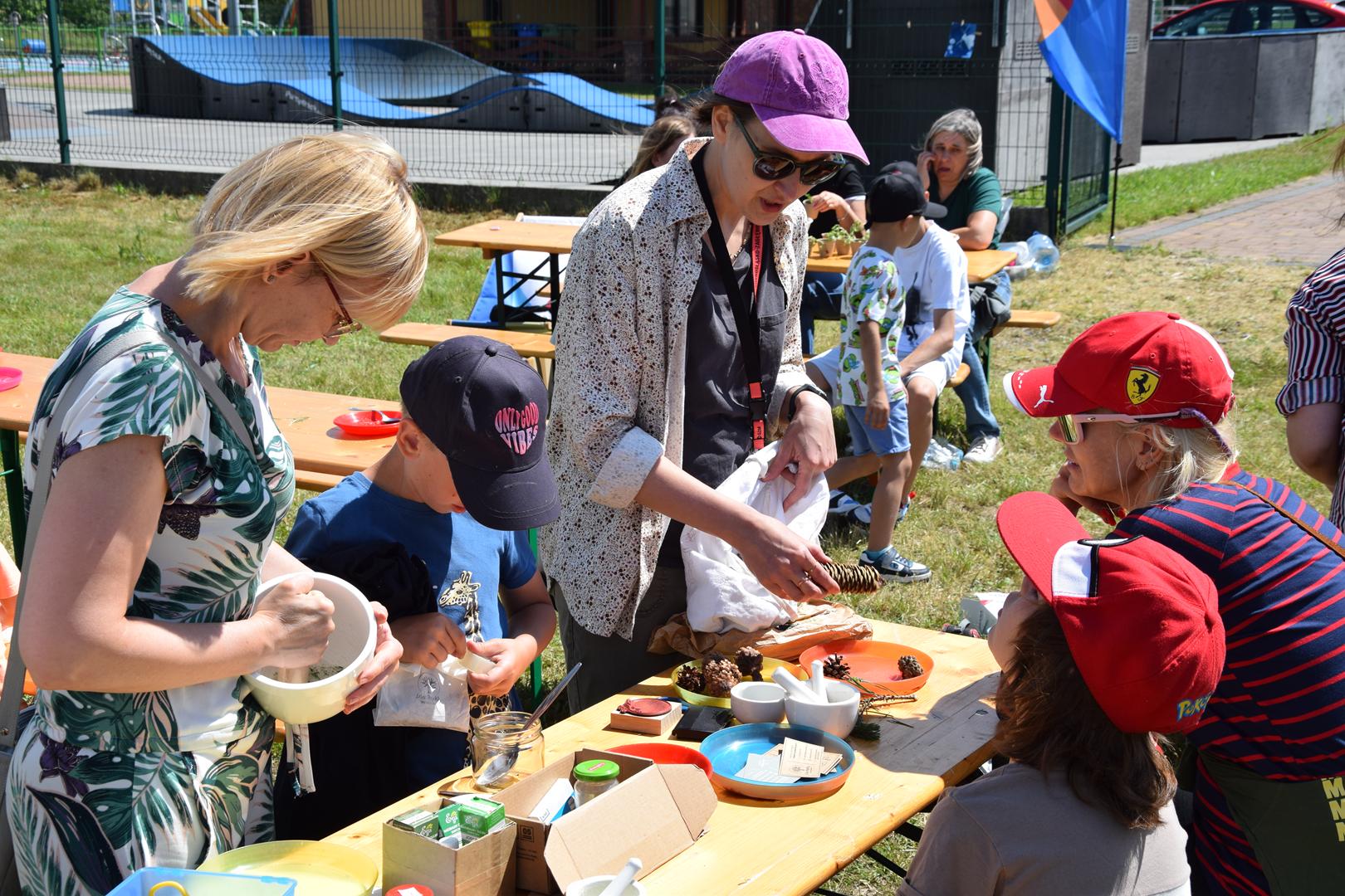Zdjęcie przedstawia fragment warsztatów Leśna Kąpiel - wykonanie soli sosnowej do kąpieli