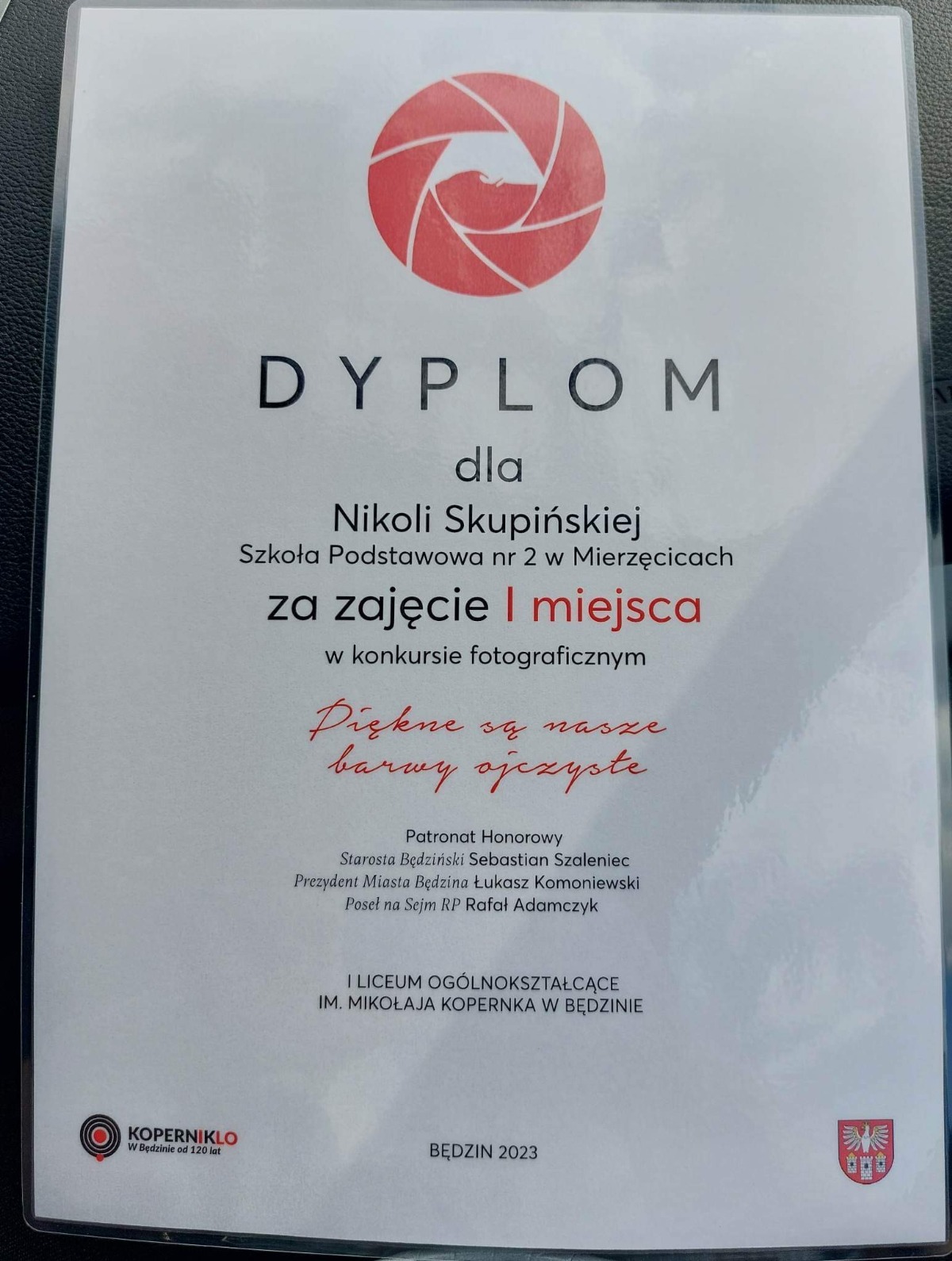 zdjęcie dyplomu za zajęcie pierwszego miejsca przez Nikolę Skupińską