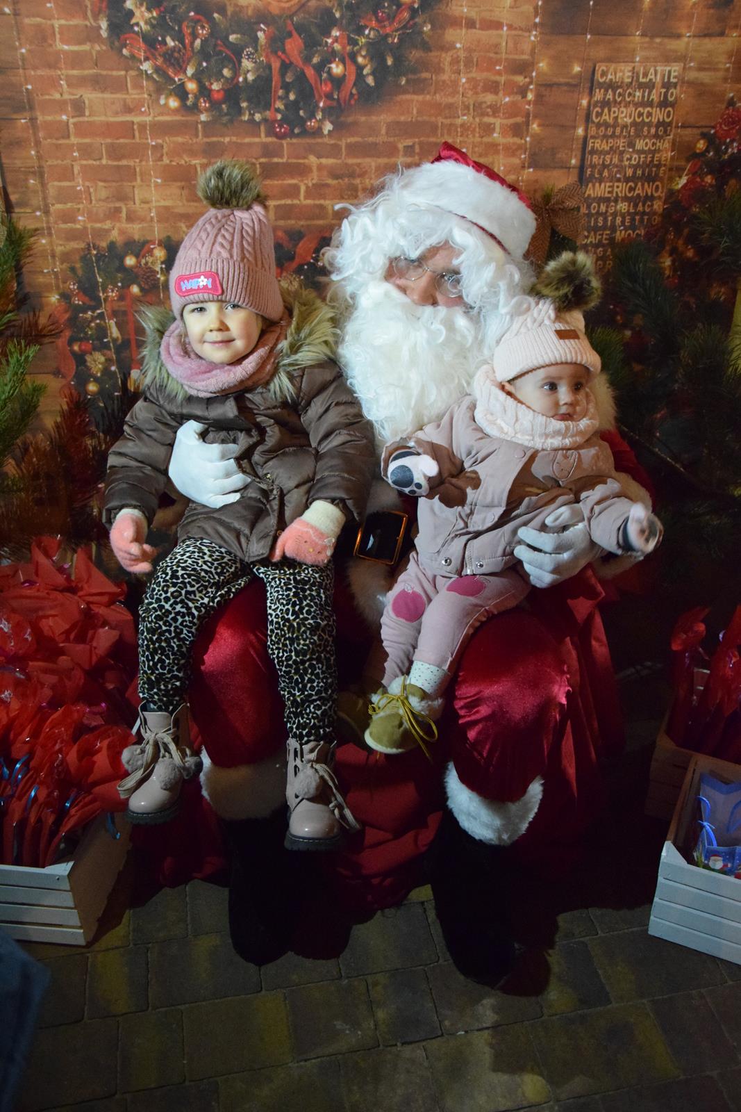 Zdjęcie przedstawiające dzieci z Mikołajem