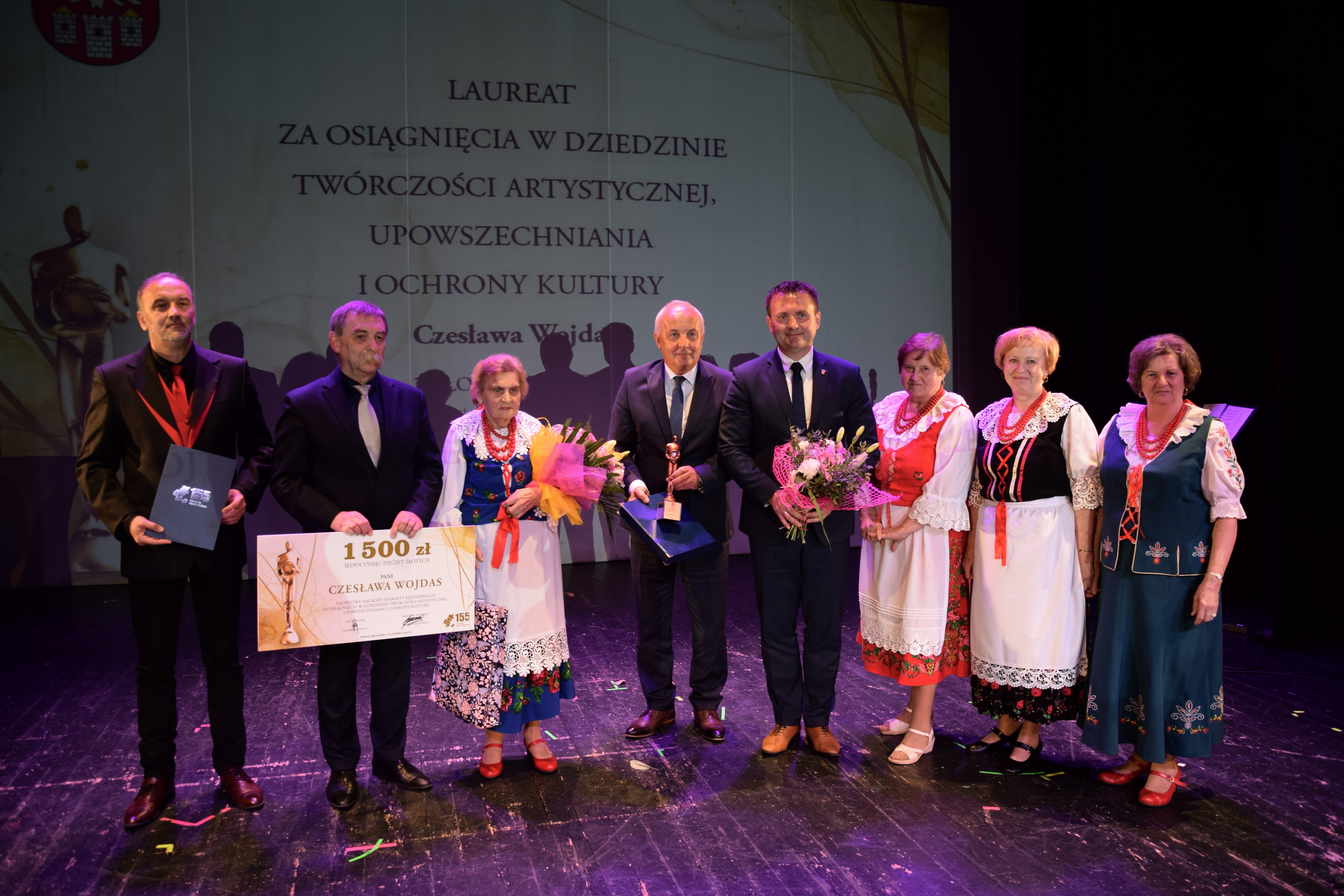 Zdjęcie przedstawiające moment wręczenia Nagrody Starosty Będzińskiego Pani Czesławie Wojdas