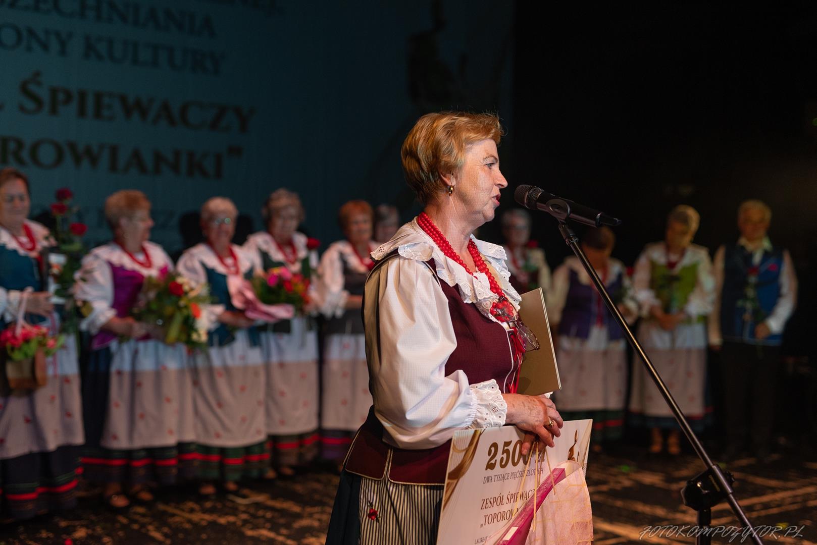 Zdjęcie przedstawia moment przemowy przewodniczącej Zespołu Śpiewaczego Toporowianki Anny Kyrcz