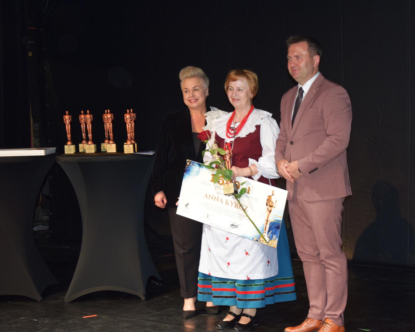 Zdjęcie przedstawia moment rozdania nagród Starosty Będzińskiego