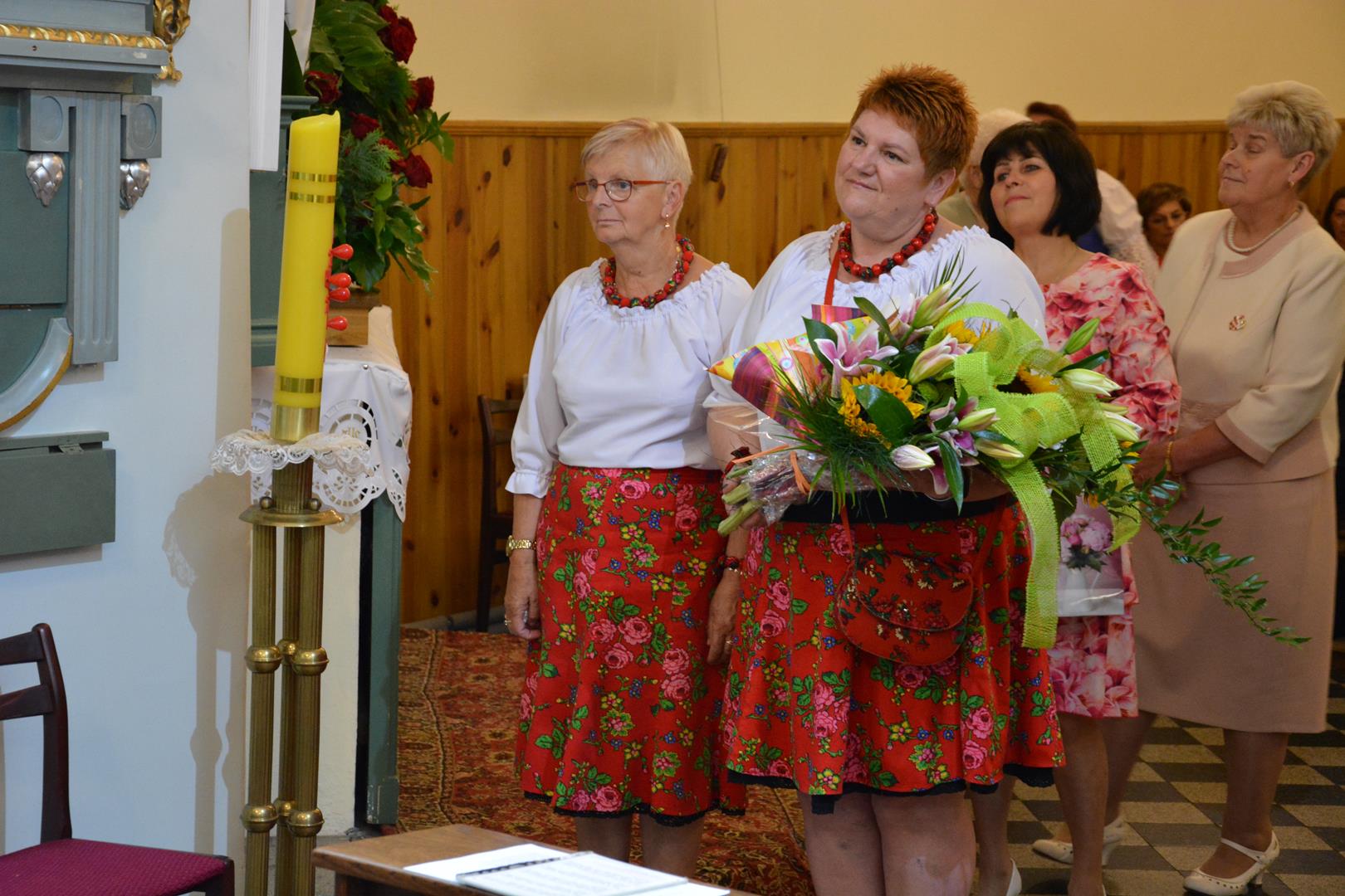 Zdjęcie przedstawiające księdza proboszcza Janusza Rakoczego przyjmującego podziękowania i gratulacje