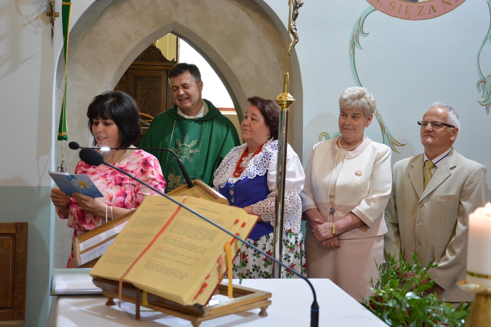 Zdjęcie przedstawiające księdza proboszcza Janusza Rakoczego przyjmującego podziękowania i gratulacje