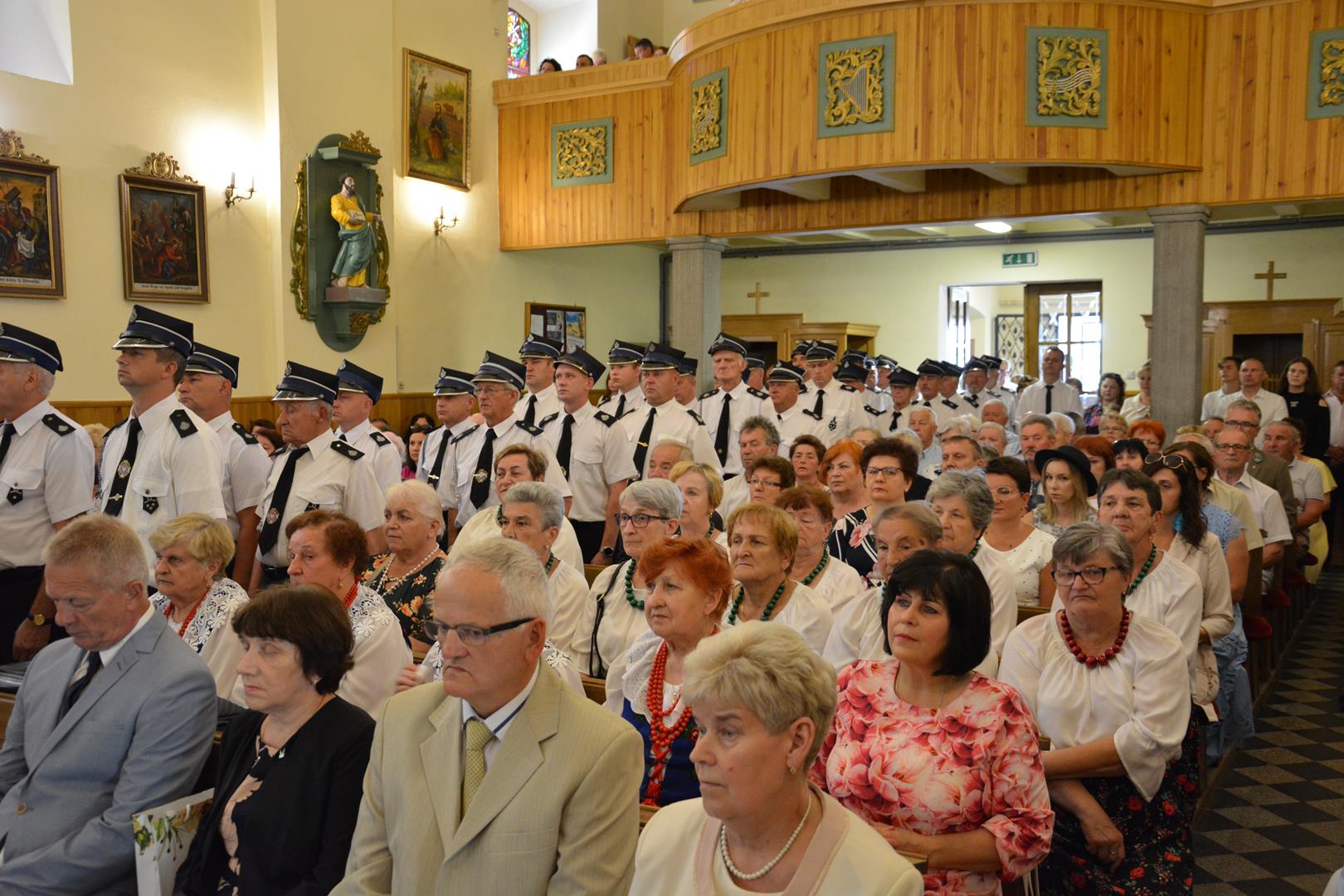 Zdjęcie przedstawiające uczestników mszy świętej