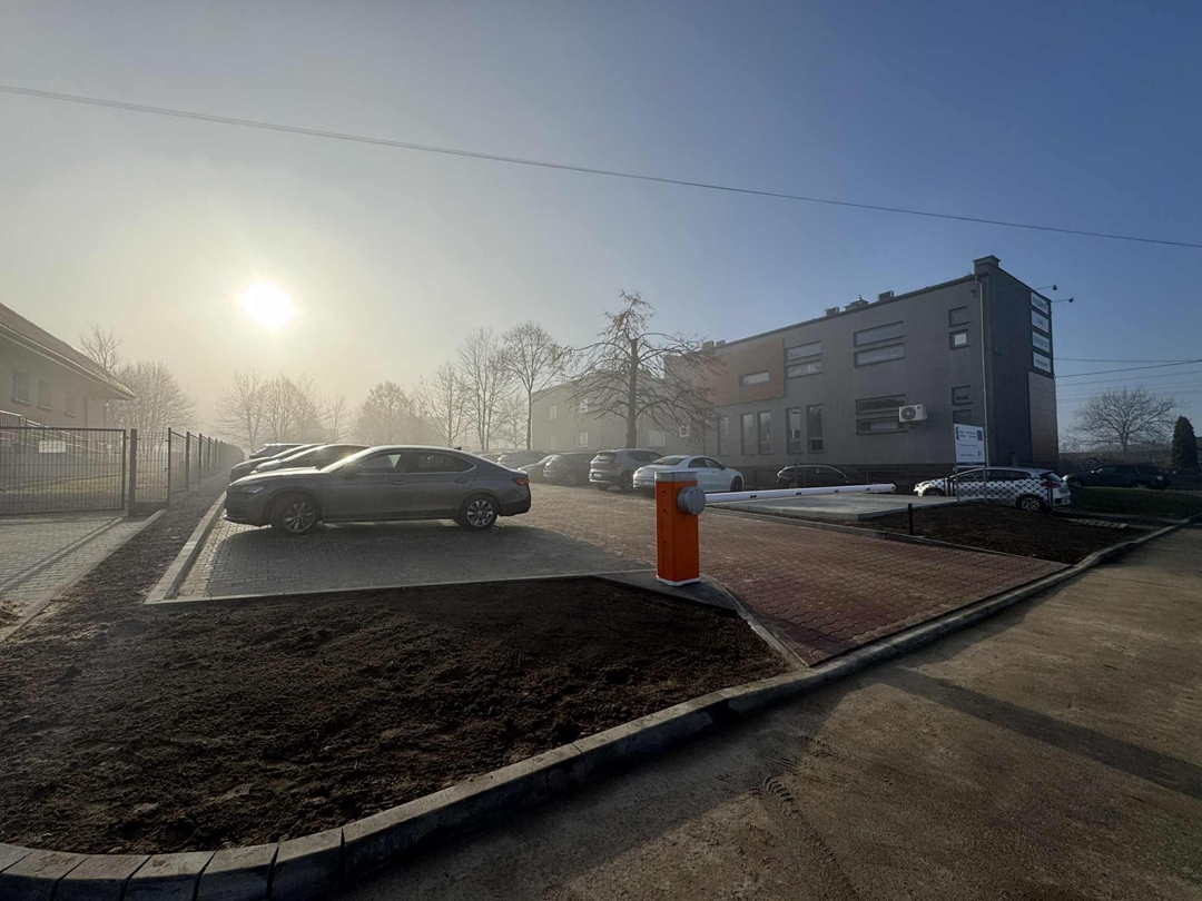 Zdjęcie przedstawia parking