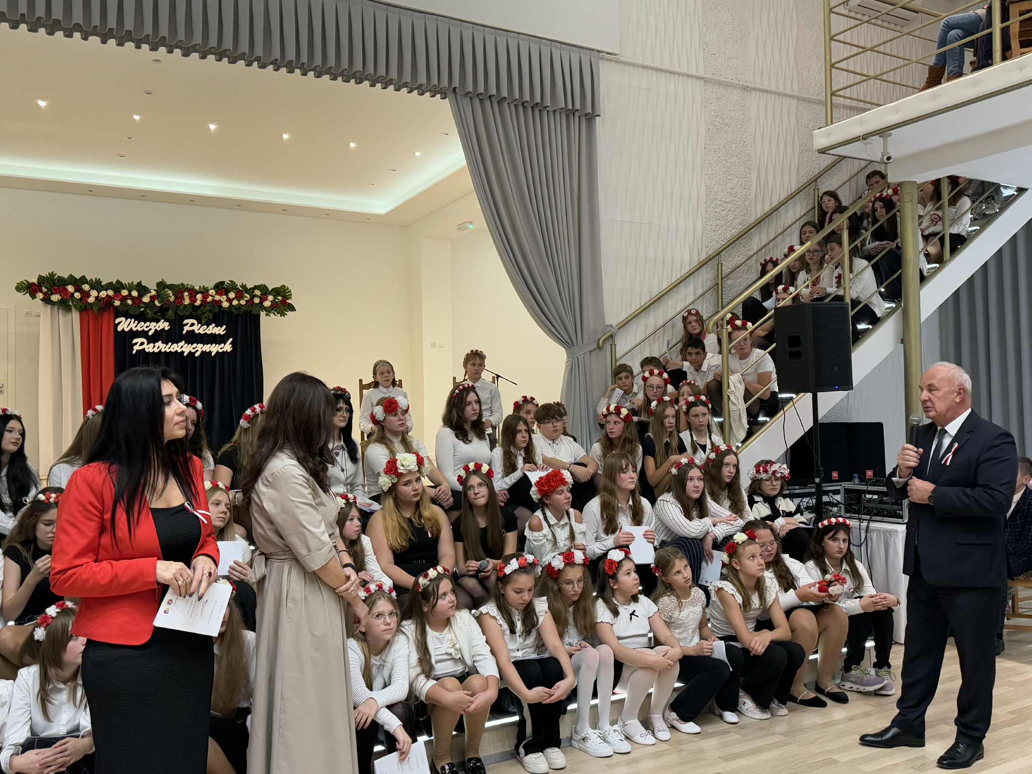 Zdjęcie przedstawia Wieczór Pieśni Patriotycznych