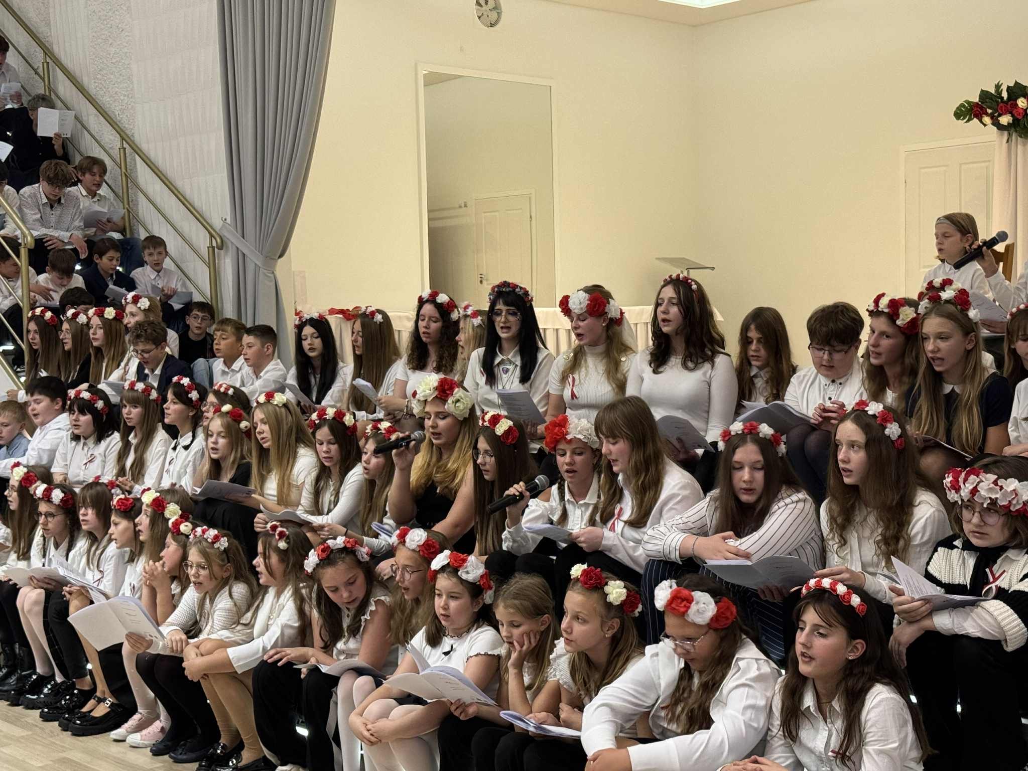 Zdjęcie przedstawia Wieczór Pieśni Patriotycznych