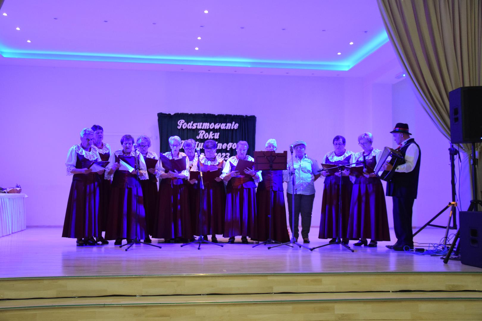 Zdjęcie przedstawiające moment prezentacji zespołu śpiewaczego Toporowianki