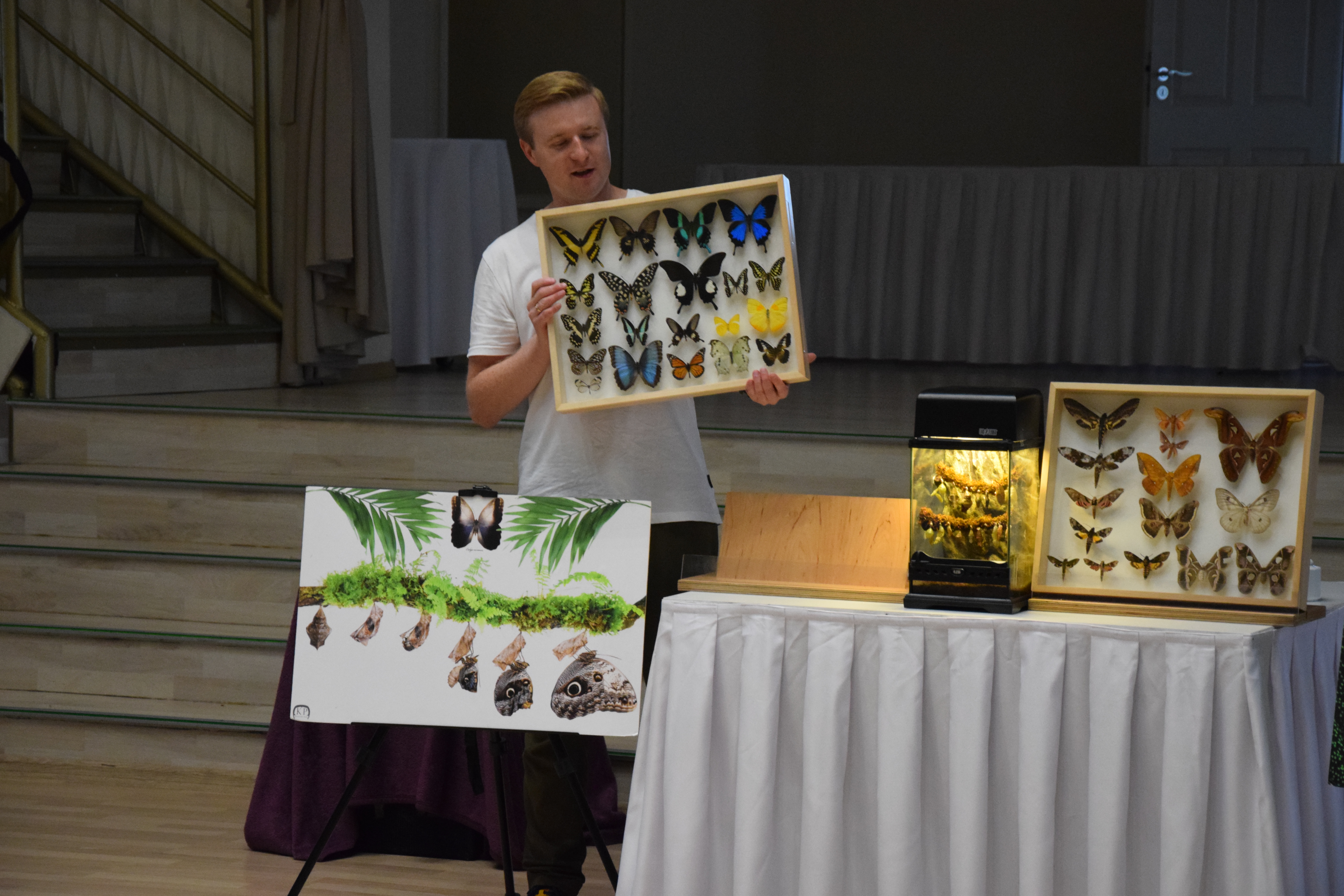 Zdjęcie przedstawiające Pana Krzysztofa Pacha prowadzącego lekcję o motylach