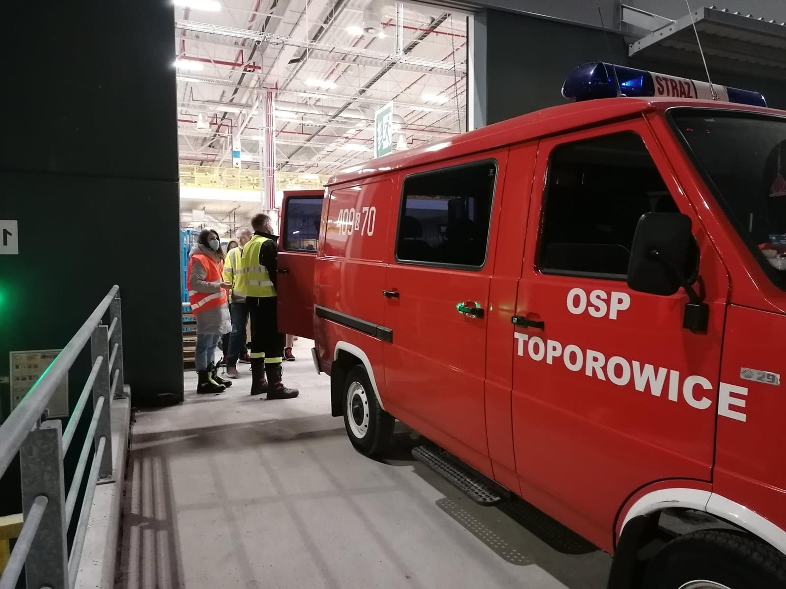 Zdjęcie przedstawiające rozładunek darów, na pierwszym planie samochód OSP Toporowice