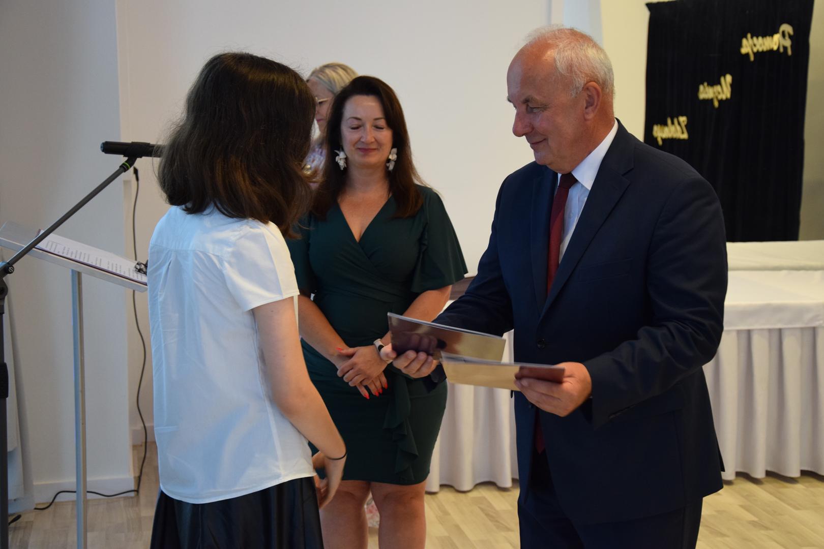 Zdjęcie przedstawia moment rozdania nagród i wyróżnień dla uczniów z najwyższą średnią ocen w Gminie Mierzęcice