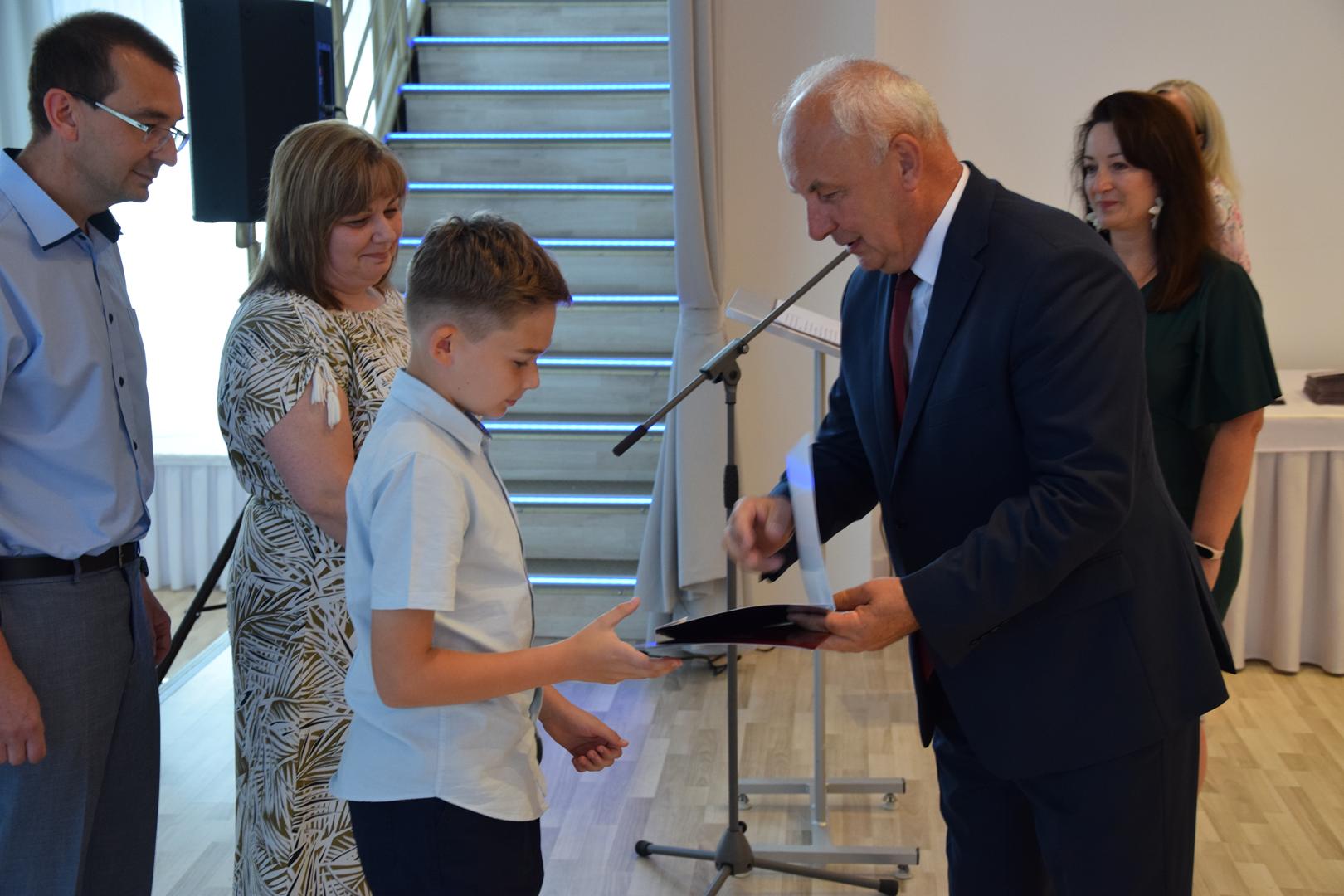 Zdjęcie przedstawia moment rozdania nagród i wyróżnień dla uczniów z najwyższą średnią ocen w Gminie Mierzęcice