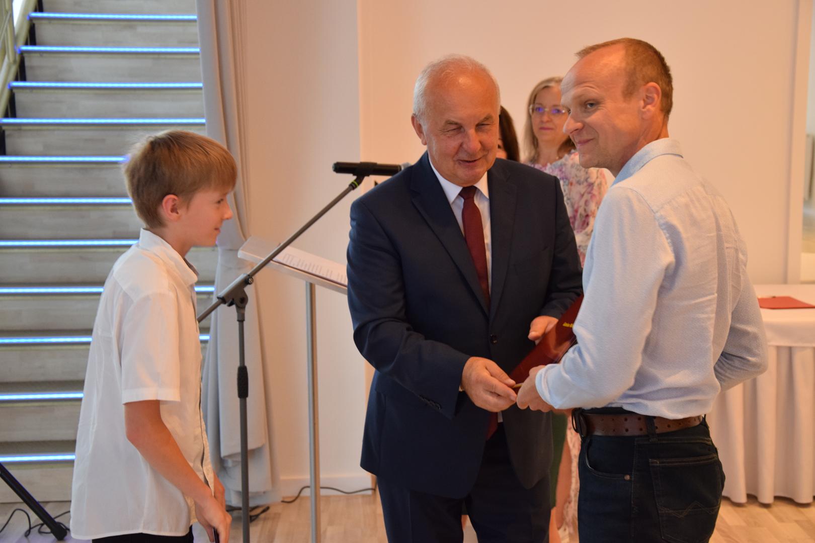 Zdjęcie przedstawia moment rozdania nagród i wyróżnień dla uczniów z najwyższą średnią ocen w Gminie Mierzęcice