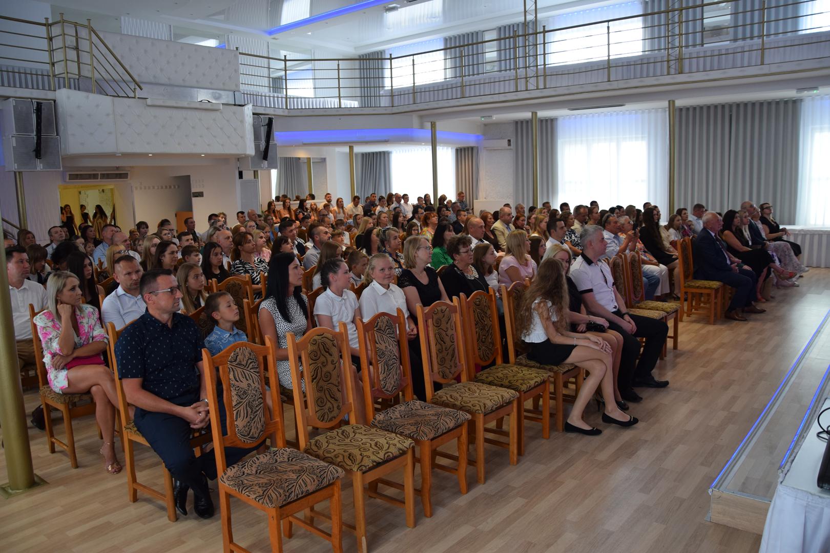 Zdjęcie przedstawia widok na salę Gminnego Ośrodka Kultury w Mierzęcicach