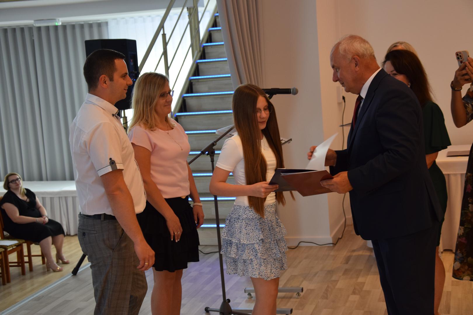 Zdjęcie przedstawia moment rozdania nagród i wyróżnień dla uczniów z najwyższą średnią ocen w Gminie Mierzęcice