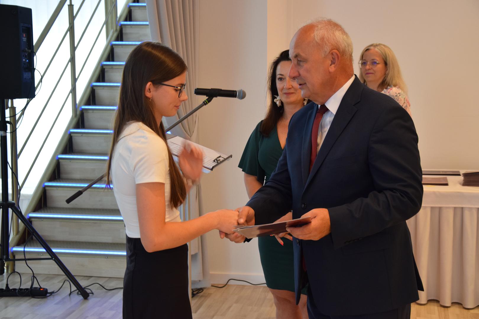 Zdjęcie przedstawia moment rozdania nagród i wyróżnień dla uczniów z najwyższą średnią ocen w Gminie Mierzęcice