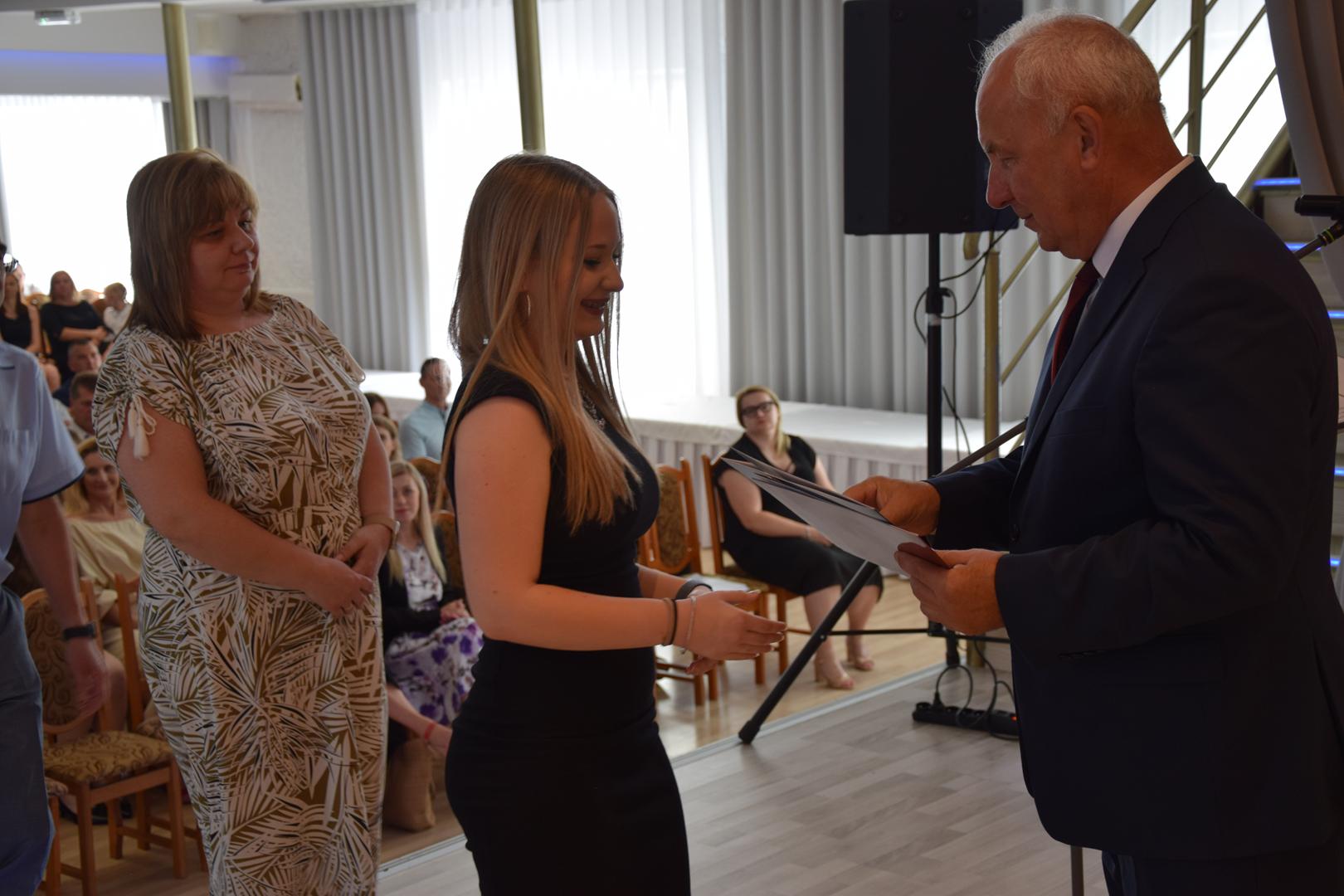 Zdjęcie przedstawia moment rozdania nagród i wyróżnień dla uczniów z najwyższą średnią ocen w Gminie Mierzęcice