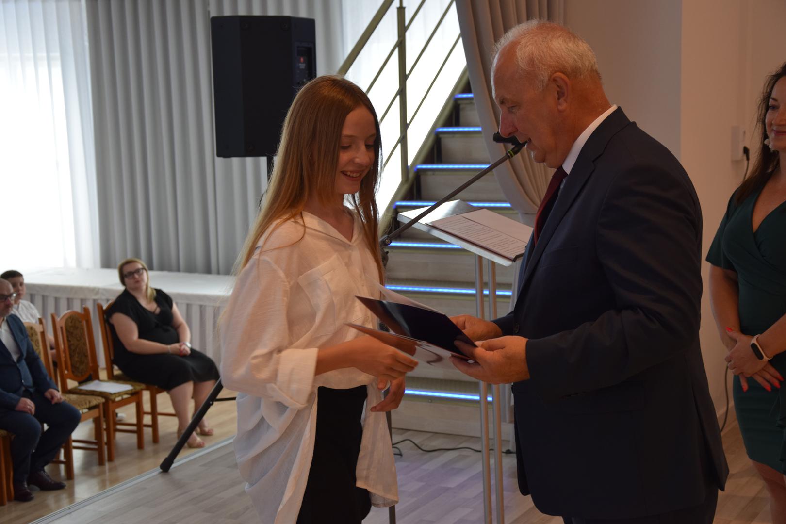Zdjęcie przedstawia moment rozdania nagród i wyróżnień dla uczniów z najwyższą średnią ocen w Gminie Mierzęcice