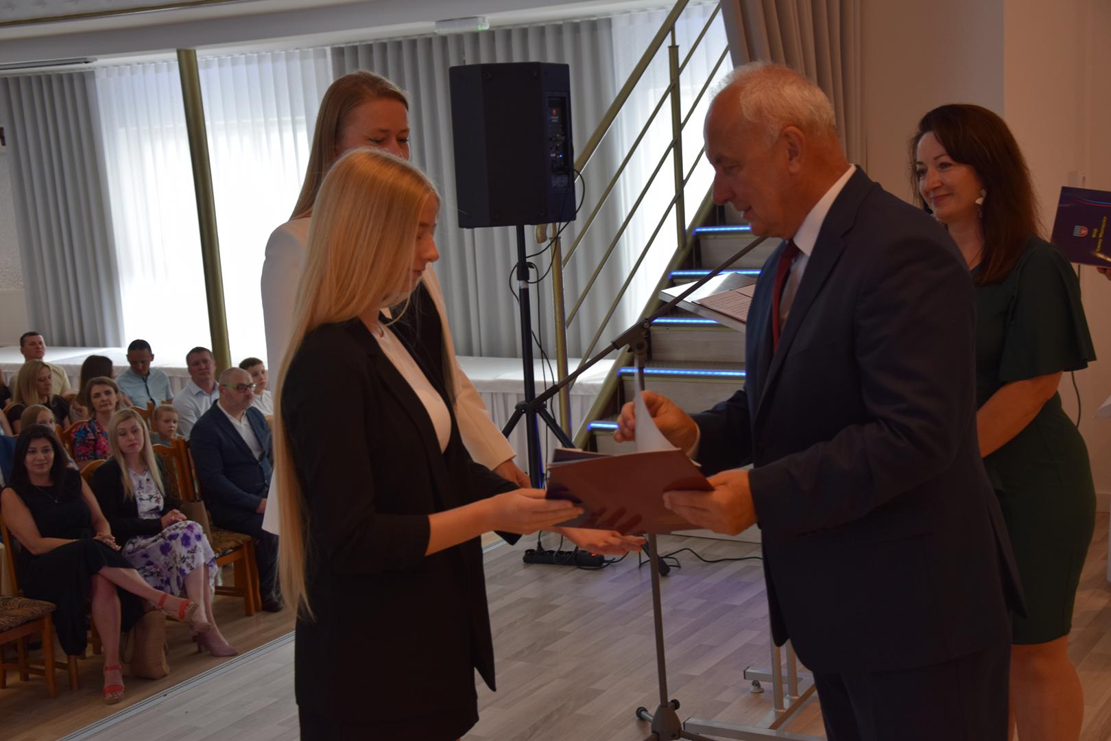 Zdjęcie przedstawia moment rozdania nagród i wyróżnień dla uczniów z najwyższą średnią ocen w Gminie Mierzęcice