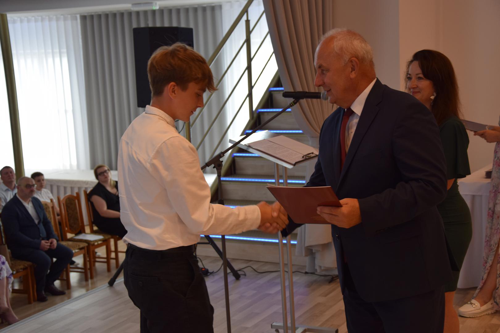 Zdjęcie przedstawia moment rozdania nagród i wyróżnień dla uczniów z najwyższą średnią ocen w Gminie Mierzęcice