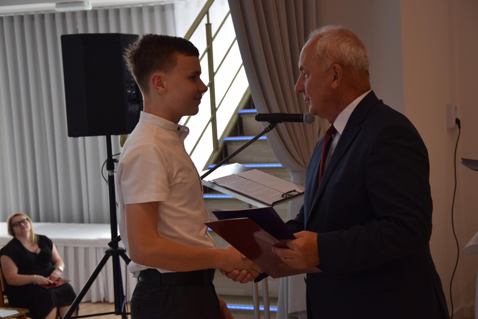 Zdjęcie przedstawia moment rozdania nagród i wyróżnień dla uczniów z najwyższą średnią ocen w Gminie Mierzęcice