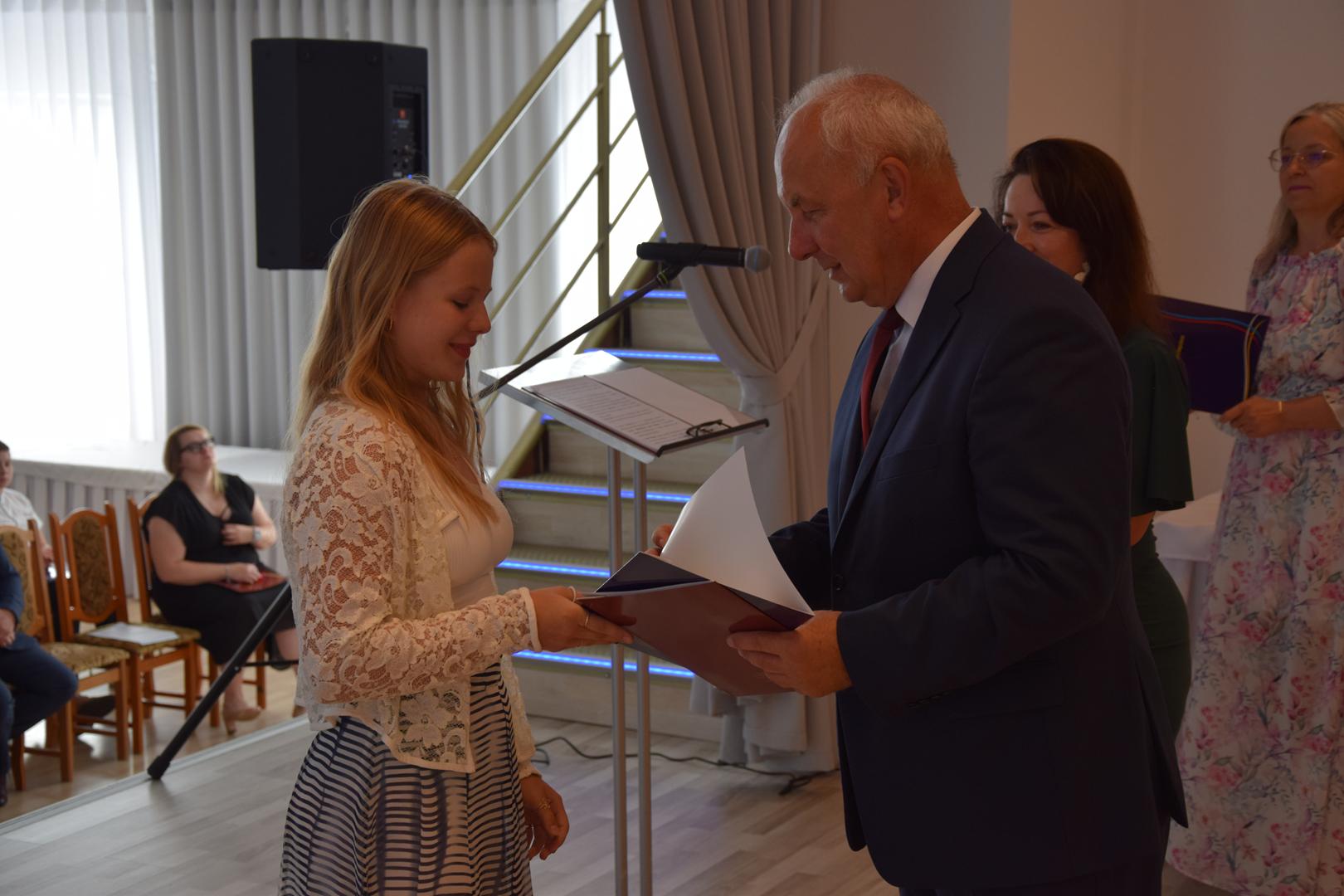 Zdjęcie przedstawia moment rozdania nagród i wyróżnień dla uczniów z najwyższą średnią ocen w Gminie Mierzęcice
