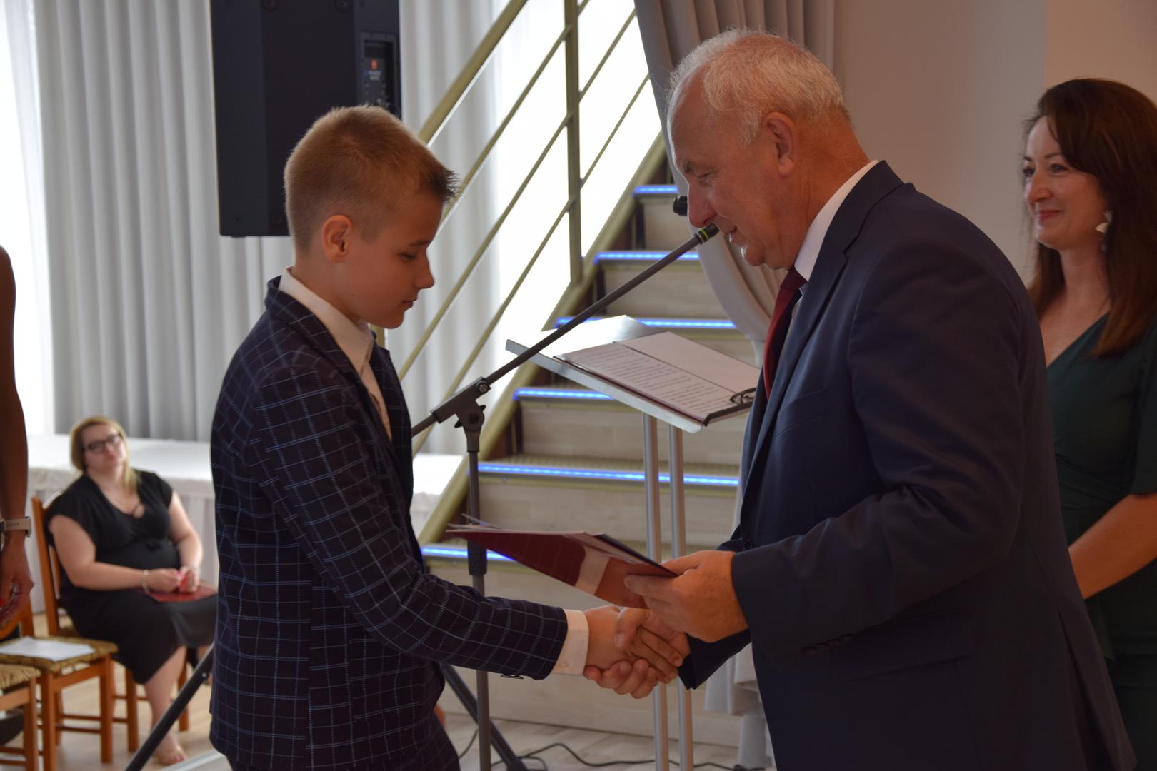 Zdjęcie przedstawia moment rozdania nagród i wyróżnień dla uczniów z najwyższą średnią ocen w Gminie Mierzęcice